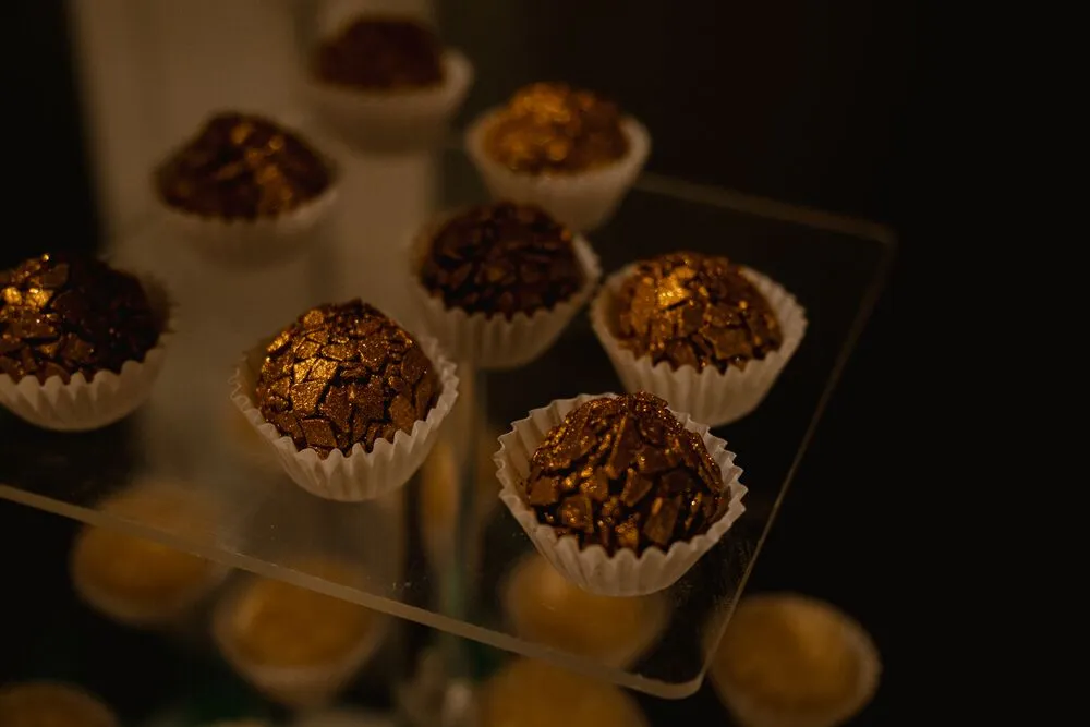 Brigadeiros em forminhas brancas