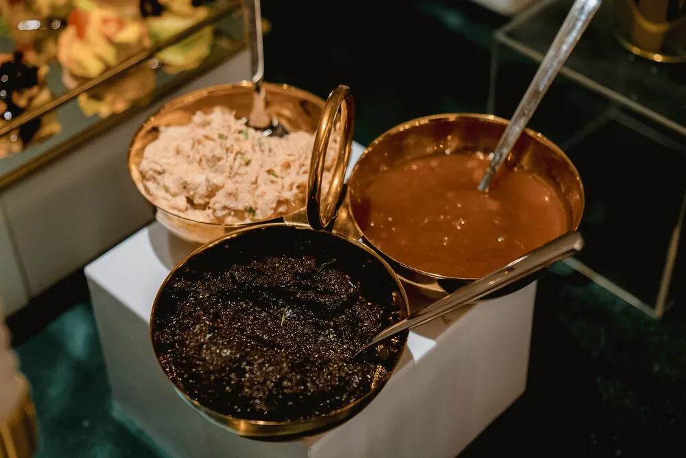 Taças douradas com molhos