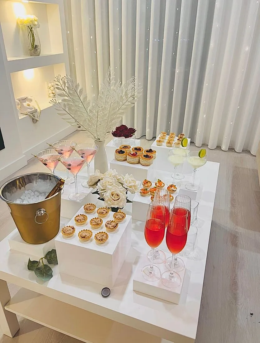 Balcão de bebidas com cocktails cor-de-rosa