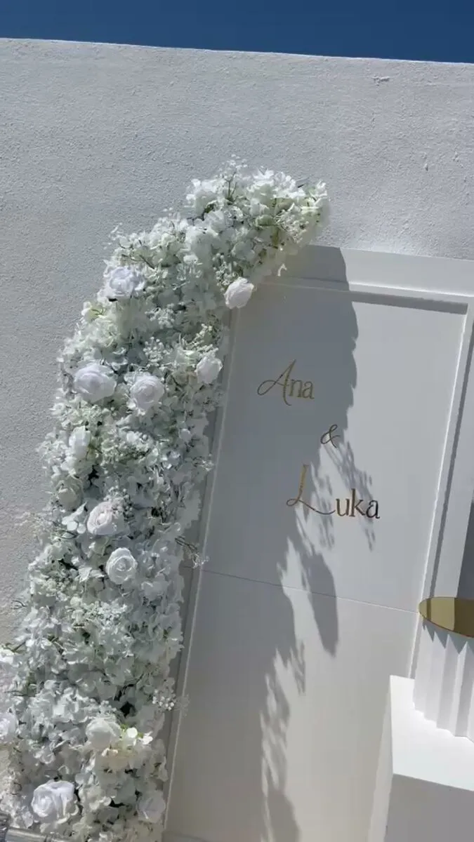 Flores, arco, luz.